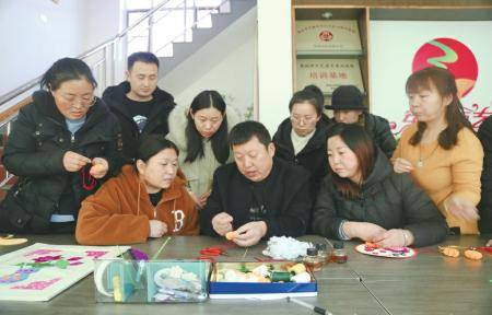 孙军伟：碎布拼剪出五彩人生OG网站陵川布贴画传承人(图1)