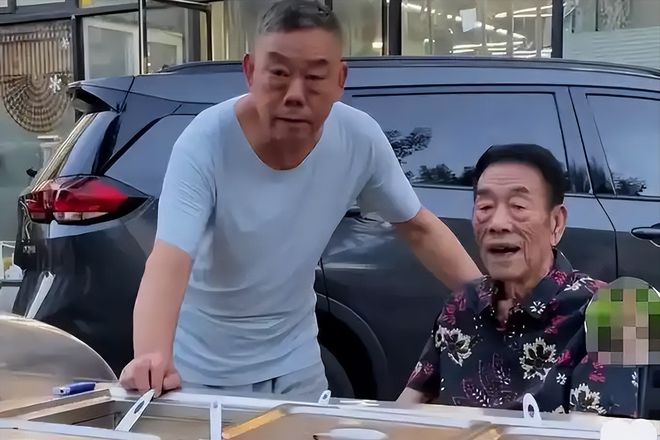 子93岁的杨少华终于开始“享福”了OG网站大口吃肉大碗喝酒、爱抽华(图4)