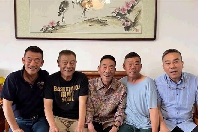子93岁的杨少华终于开始“享福”了OG网站大口吃肉大碗喝酒、爱抽华(图6)