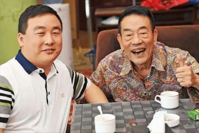 子93岁的杨少华终于开始“享福”了OG网站大口吃肉大碗喝酒、爱抽华(图8)