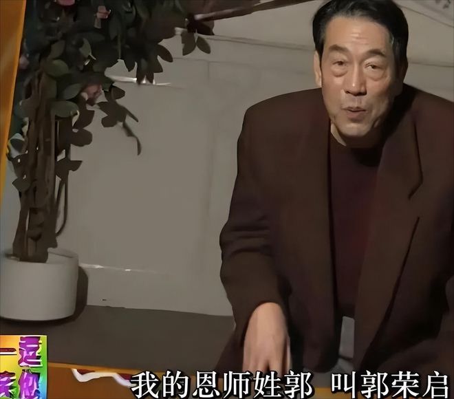 子93岁的杨少华终于开始“享福”了OG网站大口吃肉大碗喝酒、爱抽华(图9)