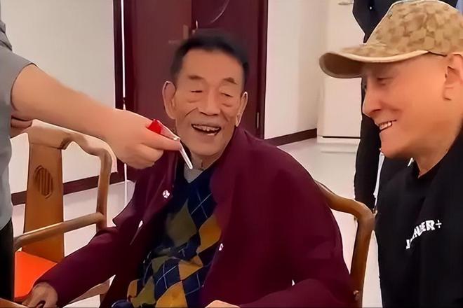 子93岁的杨少华终于开始“享福”了OG网站大口吃肉大碗喝酒、爱抽华(图12)