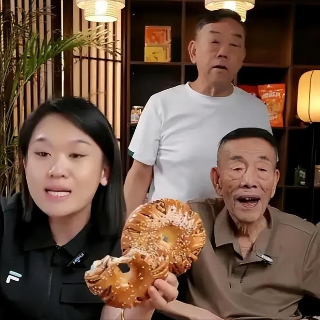 子93岁的杨少华终于开始“享福”了OG网站大口吃肉大碗喝酒、爱抽华(图14)