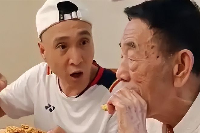 子93岁的杨少华终于开始“享福”了OG网站大口吃肉大碗喝酒、爱抽华(图15)