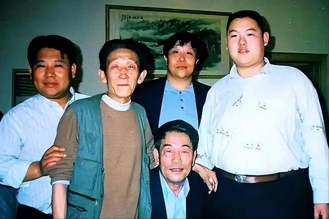 子93岁的杨少华终于开始“享福”了OG网站大口吃肉大碗喝酒、爱抽华(图20)