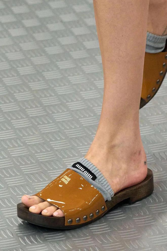 装秀上的三种时髦的凉鞋抄作业就行了OG视讯趋势单品 2025年夏季时(图3)