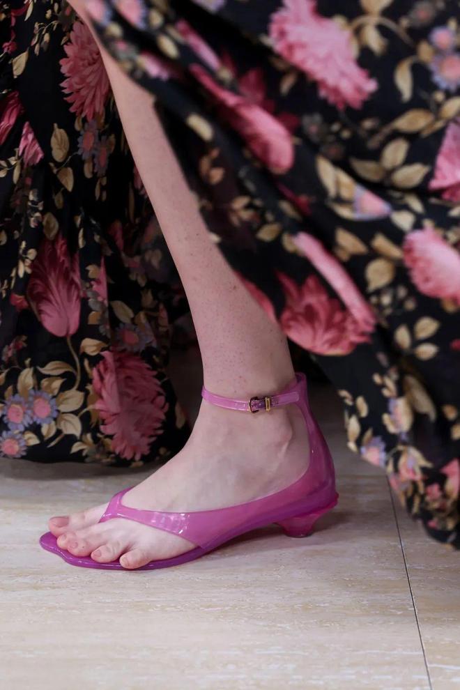 装秀上的三种时髦的凉鞋抄作业就行了OG视讯趋势单品 2025年夏季时(图4)