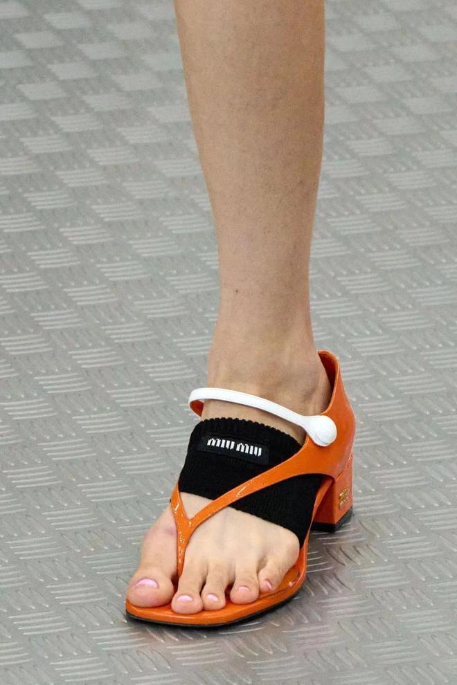 装秀上的三种时髦的凉鞋抄作业就行了OG视讯趋势单品 2025年夏季时(图1)