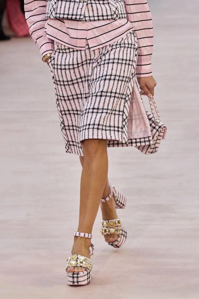 装秀上的三种时髦的凉鞋抄作业就行了OG视讯趋势单品 2025年夏季时(图5)