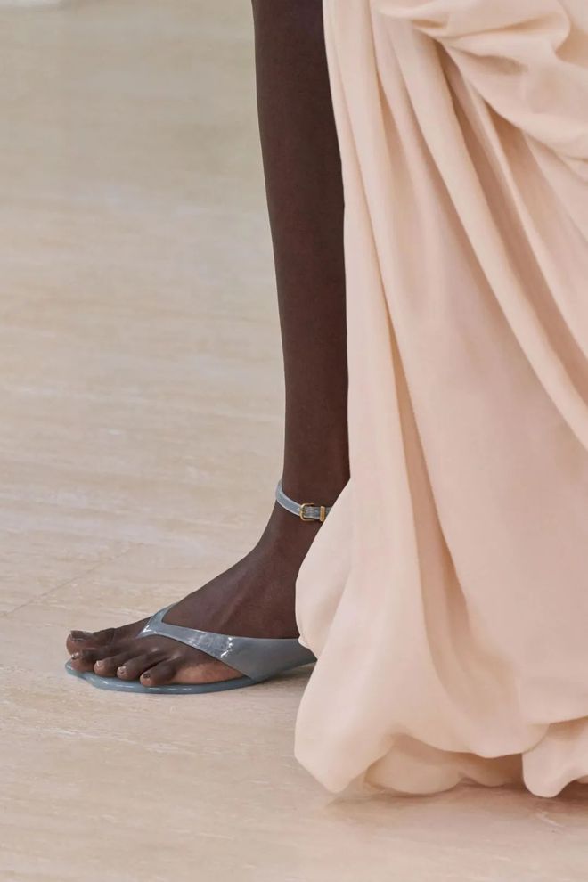 装秀上的三种时髦的凉鞋抄作业就行了OG视讯趋势单品 2025年夏季时(图2)