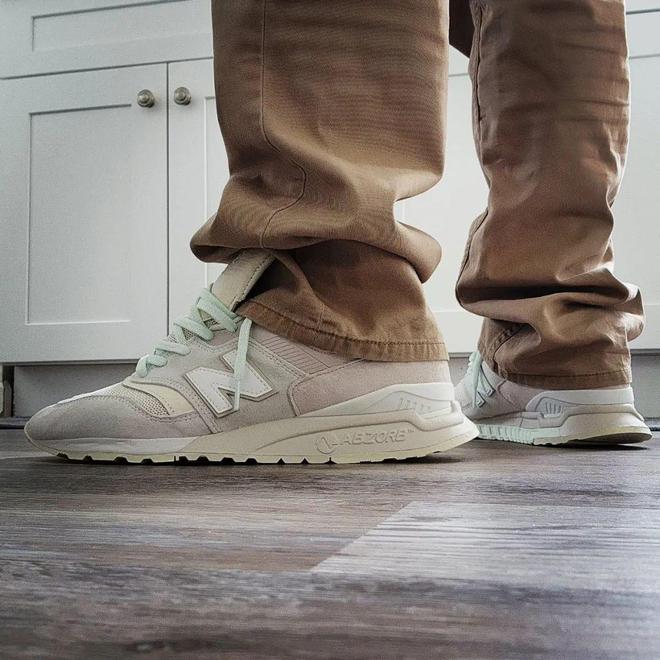 NB」市价起飞1000人夜排都抢不到了OG视讯Lisa带货同款！「Kith x(图6)