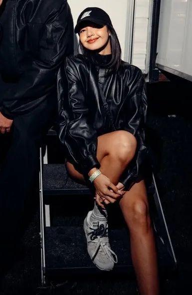 NB」市价起飞1000人夜排都抢不到了OG视讯Lisa带货同款！「Kith x(图3)