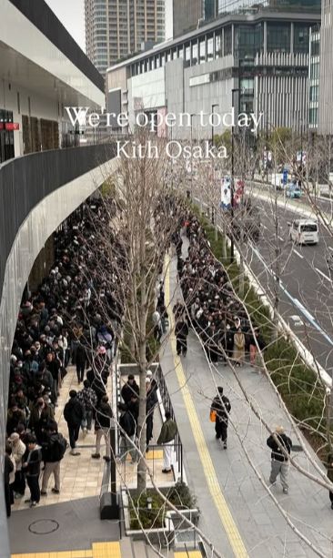 NB」市价起飞1000人夜排都抢不到了OG视讯Lisa带货同款！「Kith x(图17)